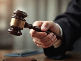 ¿Juez o Árbitro? Quién tiene la primera palabra para decidir la validez de su contrato